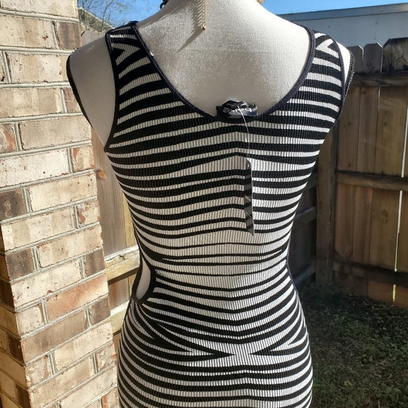 Bebe Palm Jacquard Cut Out Dress - Picture 5 of 8